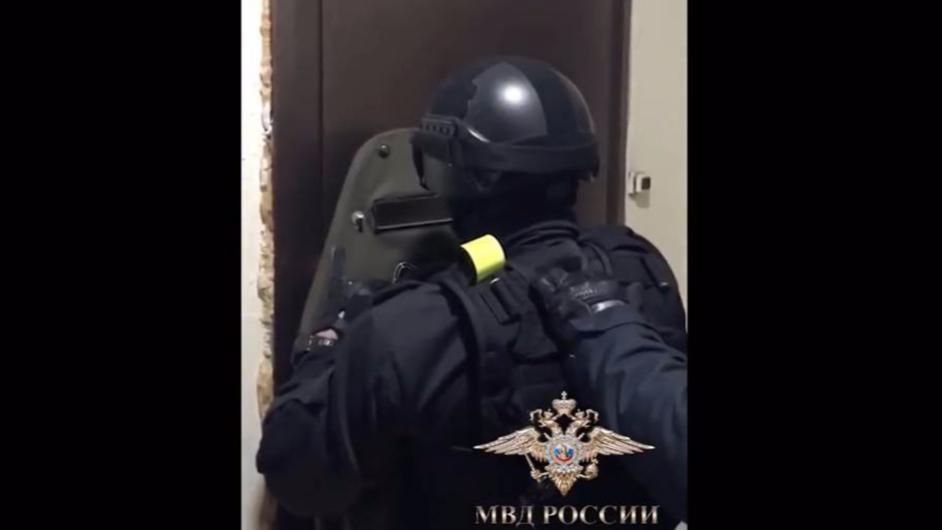 Сука блядь!毛子警察入室抓捕偷车贼